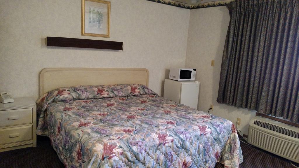Colonade Motel East Windsor Room photo