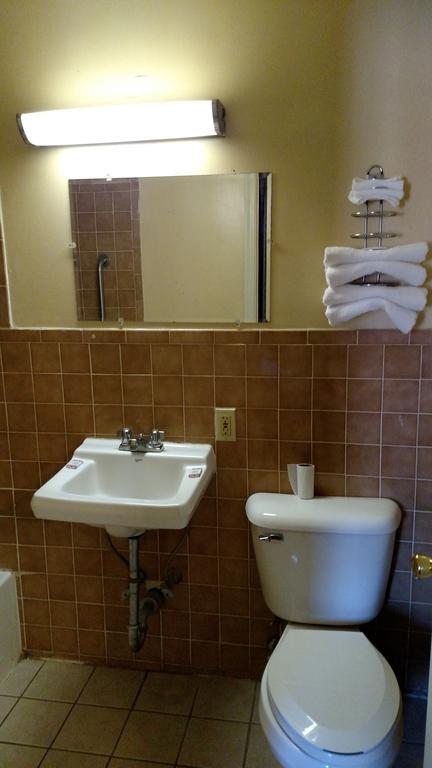 Colonade Motel East Windsor Room photo